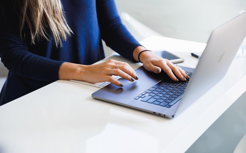 Professionnel travaillant sur son environnement IT