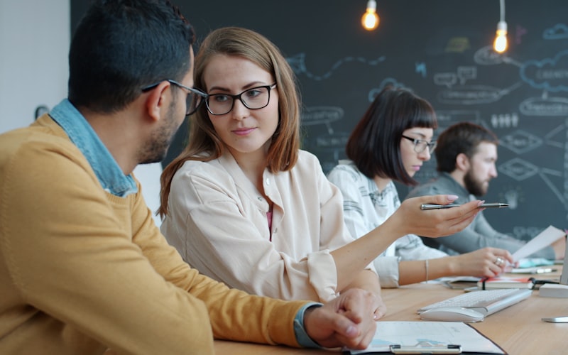 Équipe de professionnels IT collaborant sur un projet